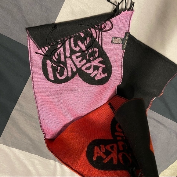 Victoria’s secret winter angle scarf red pink black graphic logo cozy - Picture 6 of 7